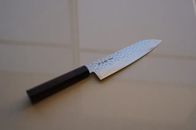 Santoku mit 18-cm-Klinge.