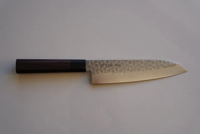 Santoku in der Draufsicht: breite Klinge und kurze Spitze.