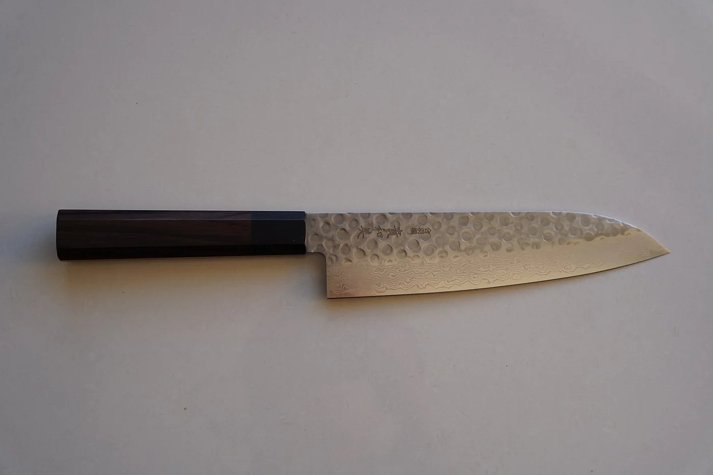 Santoku in der Draufsicht: breite Klinge und kurze Spitze.