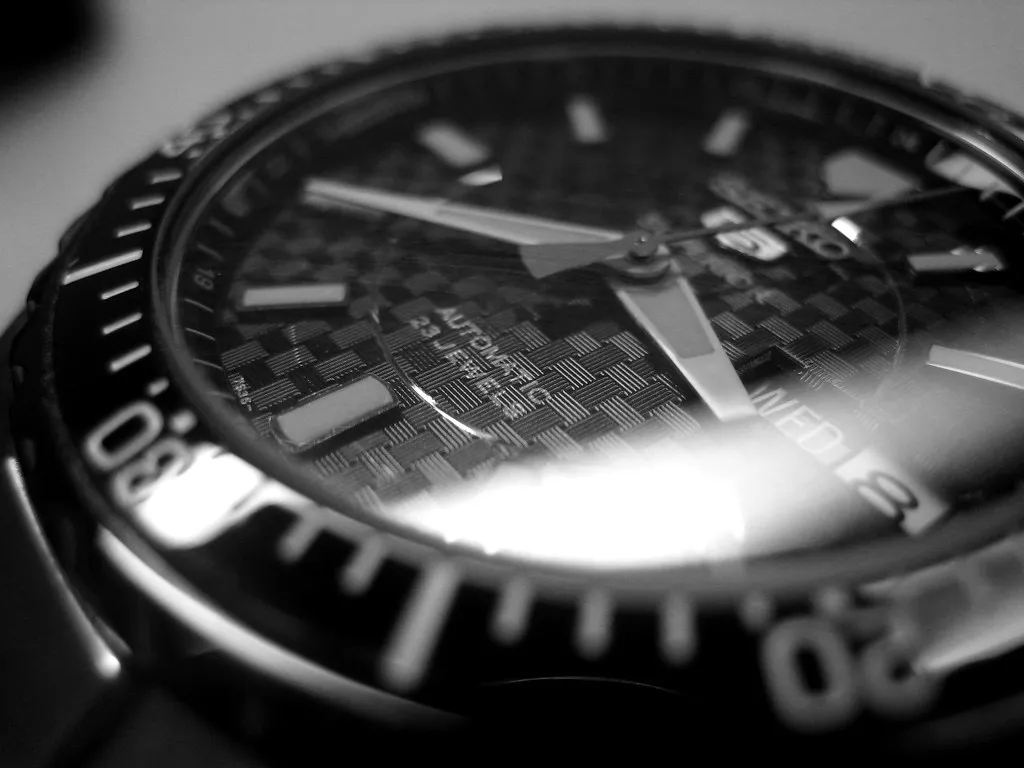 Närbild av en Seiko med reflektioner över urtavlan.