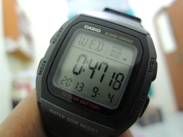 Casio W96H-1BV med digital tids- och datumvisning.