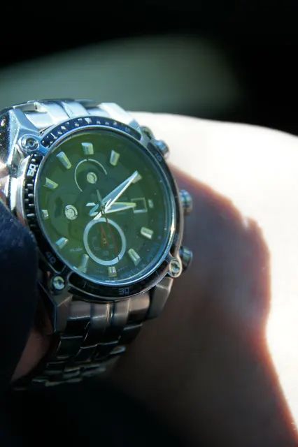 Casio Edifice med metallänk på handleden i solljus.