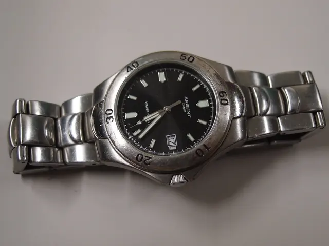 Casio ARG-105 med mörk urtavla och metallänk.