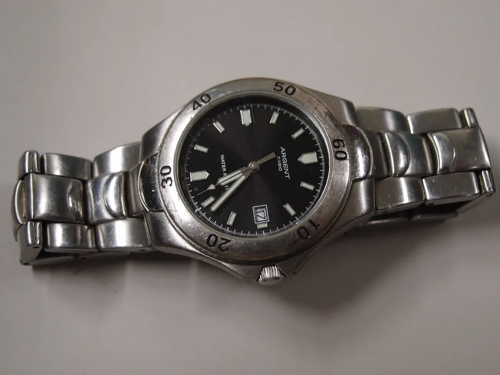 Casio ARG-105 med mörk urtavla och metallänk.