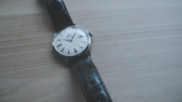 Ljus Orient Bambino FER24005W0 med centralt placerad sekundvisare.
