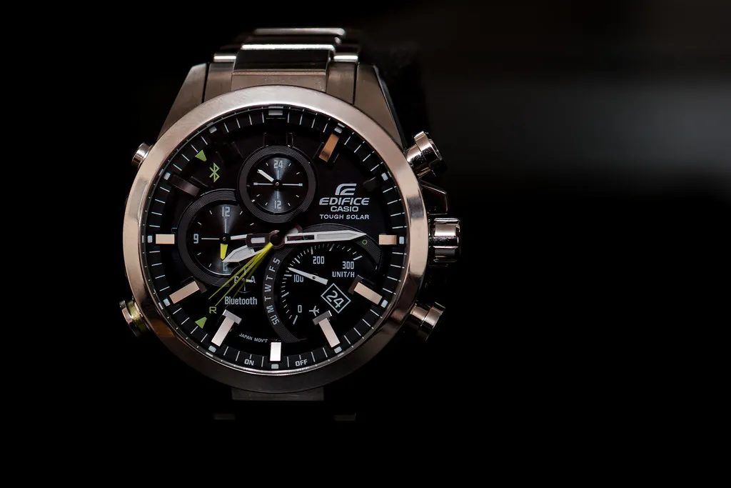 Casio Edifice med flera små visartavlor och sidoknappar.
