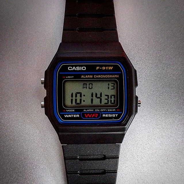 Svart Casio F-91W med blå ram runt displayen.