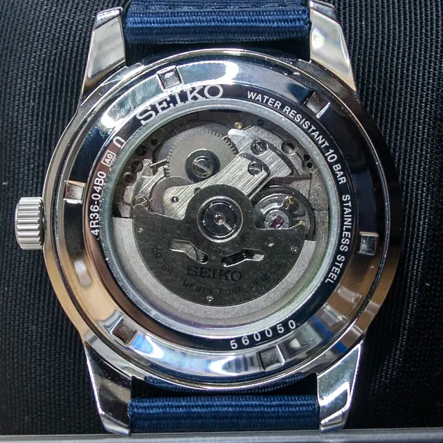 Genomskinlig baksida på en Seiko SRP665.