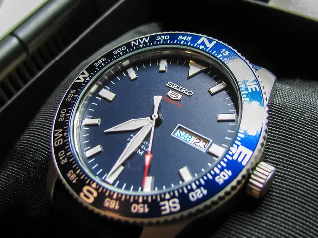 Seiko SRP665 med blå urtavla och ring med riktningsmarkeringar.