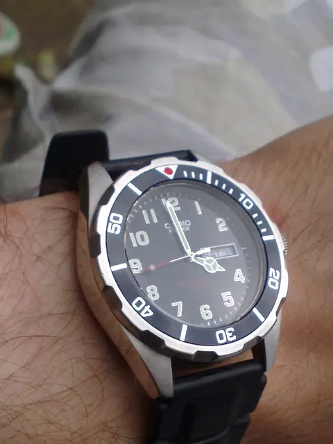 Casio Edifice EF-200 med svart band.