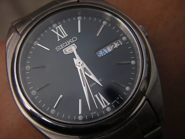 Seiko 5 med romerska siffror och index på mörk urtavla.