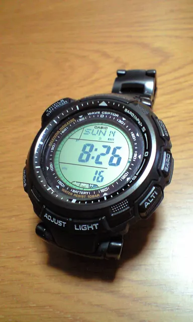 Casio Pro Trek PRW-1300YTJ-1JF på ett träbord.