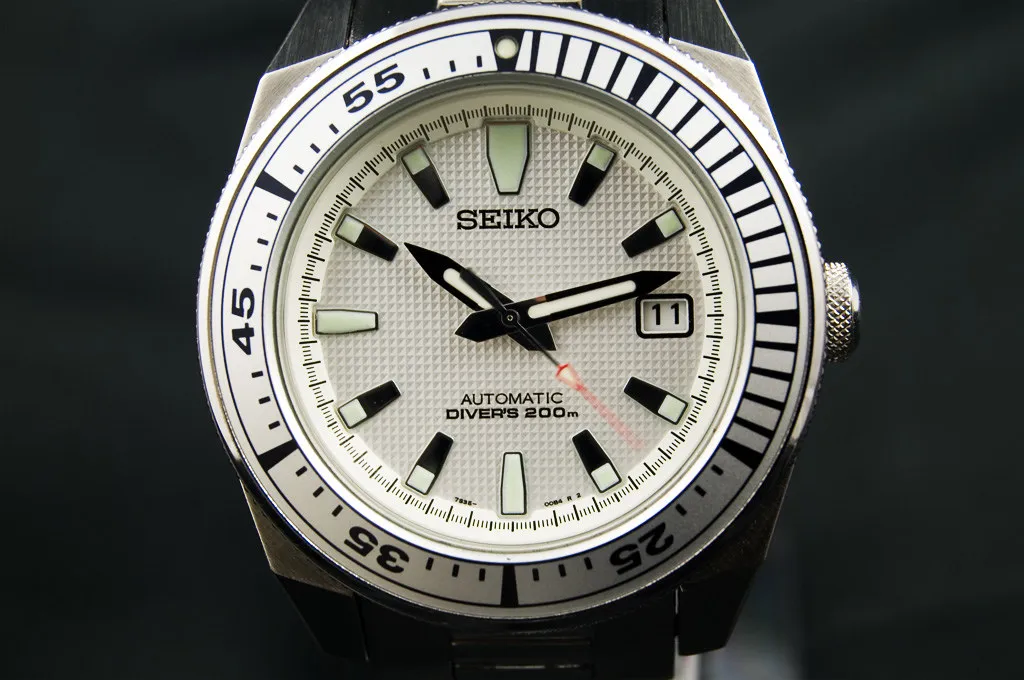 Seiko med ljus urtavla och mörka visare och index.