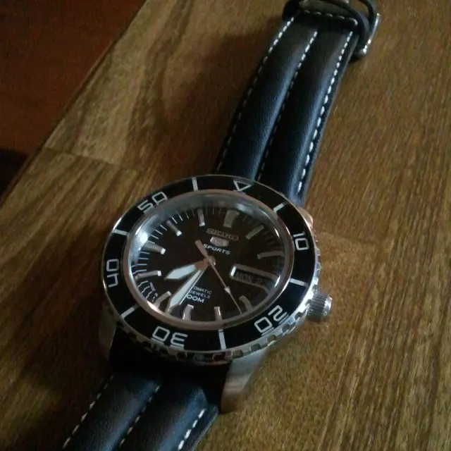 Seiko SNZH55 med svart tavla, dykring och svart läderband.