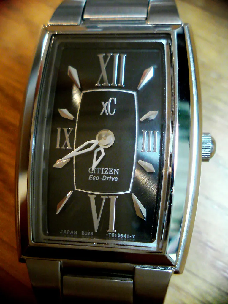 Rektangulär Citizen XC med Eco-Drive-märkning.
