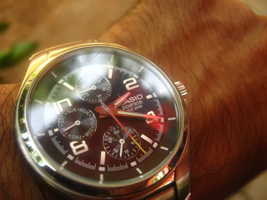 Casio Edifice med metallänk fotograferad på handleden.