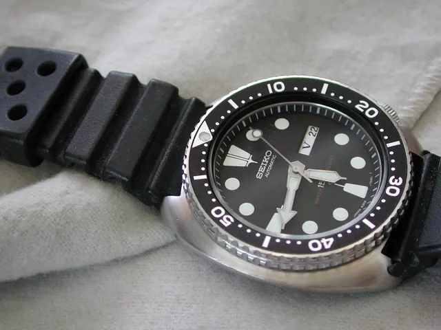 Seiko 6309-7040 med svart urtavla och svart band.