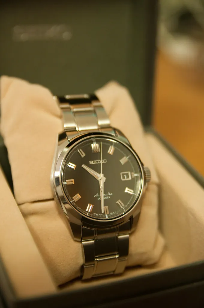 Seiko SARB021 på en ljus presentationskudde.