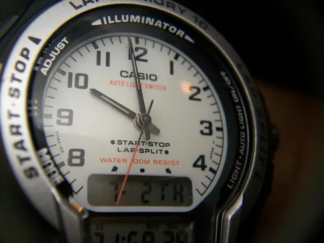 Casio med analoga visare och digitala fönster på samma urtavla.