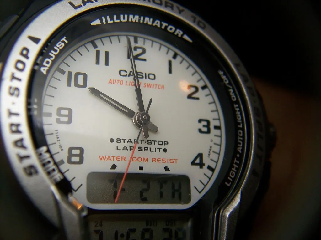 Casio med analoga visare och digitala fönster på samma urtavla.