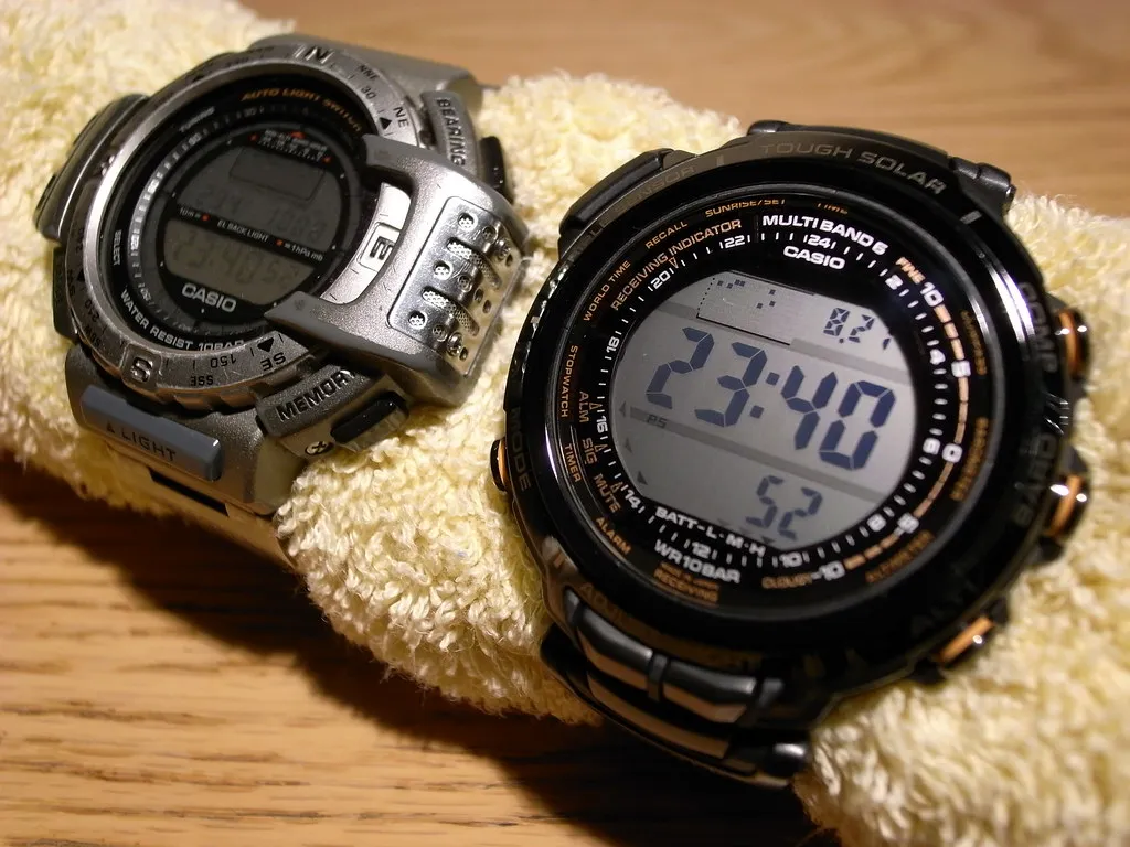 Två Casio Pro Trek från olika generationer bredvid varandra.