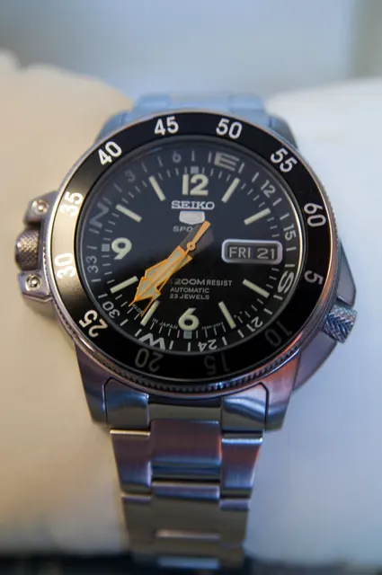 Seiko med svart urtavla och en ring med minutmarkeringar.