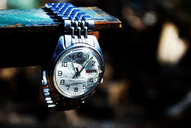 Seiko med stållänk, fotograferad hängande över en kant.