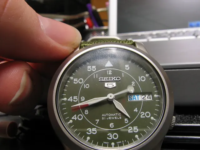 Seiko 5 med grön urtavla, fotograferad nära kronan.