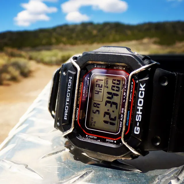 Äldre fyrkantig G-Shock med Tough Solar och påmonterade metallbyglar.