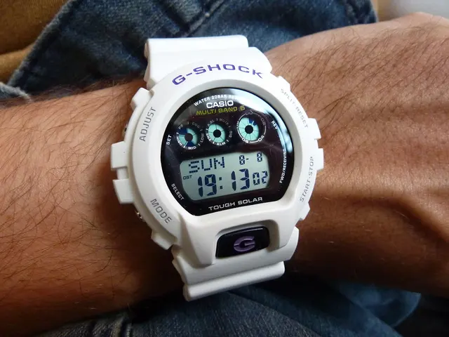 Vit Casio G-Shock med digital display på handleden.