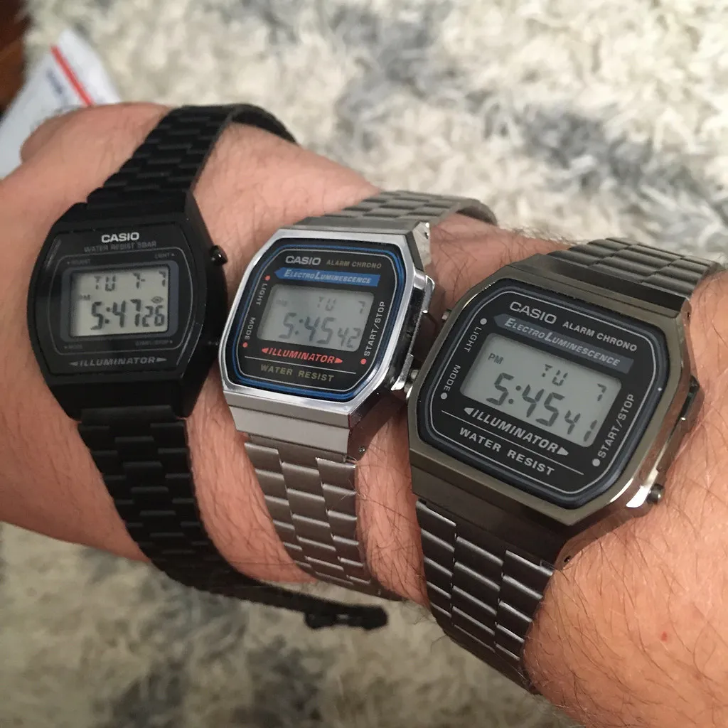 Tre rektangulära digitala Casio-klockor sida vid sida på en arm.