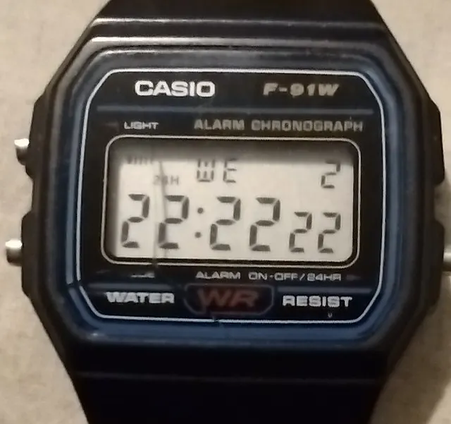 Närbild av en Casio F-91W med veckodag och datum i displayen.