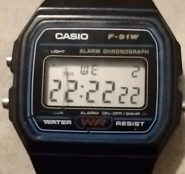 Närbild av en Casio F-91W med veckodag och datum i displayen.