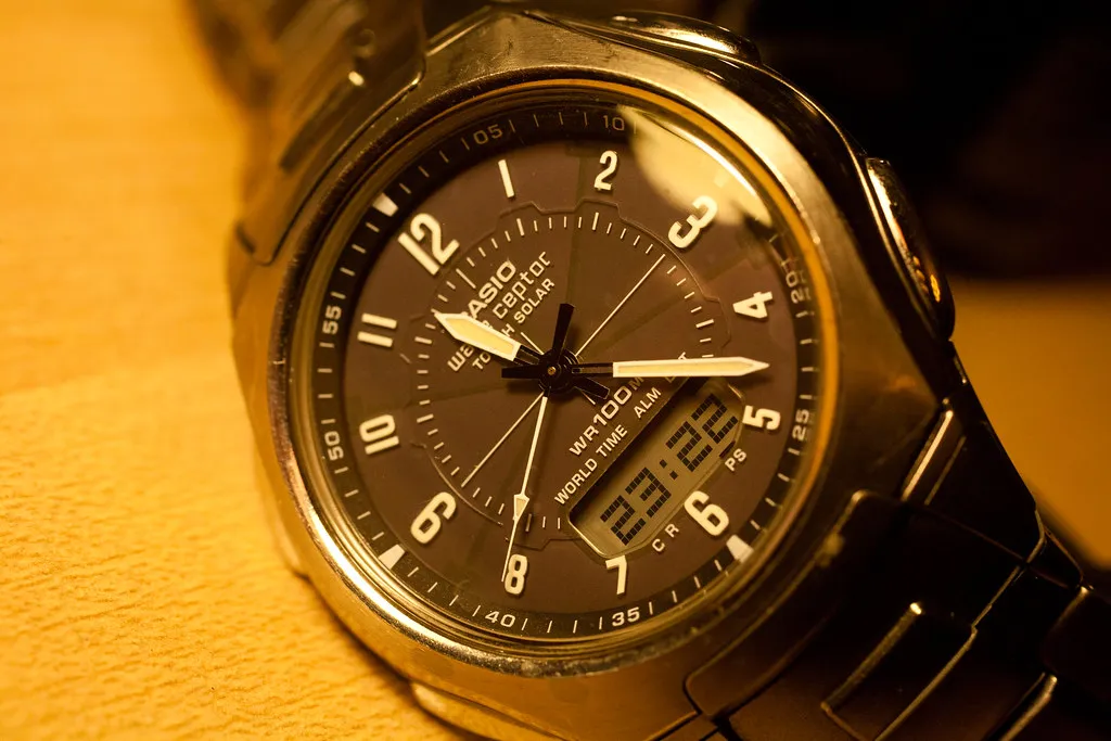 Casio Edifice fotograferad i varmt ljus.