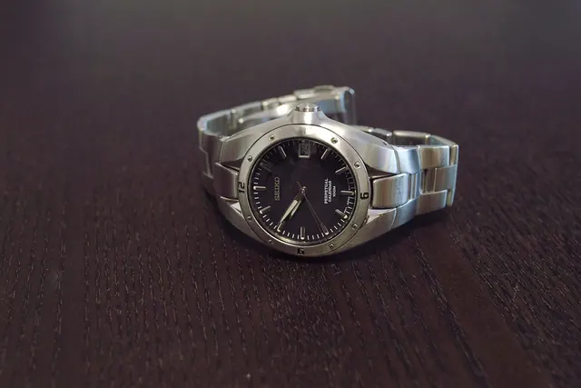 Seiko SNC003P i sidovinkel med länkens infästning synlig.