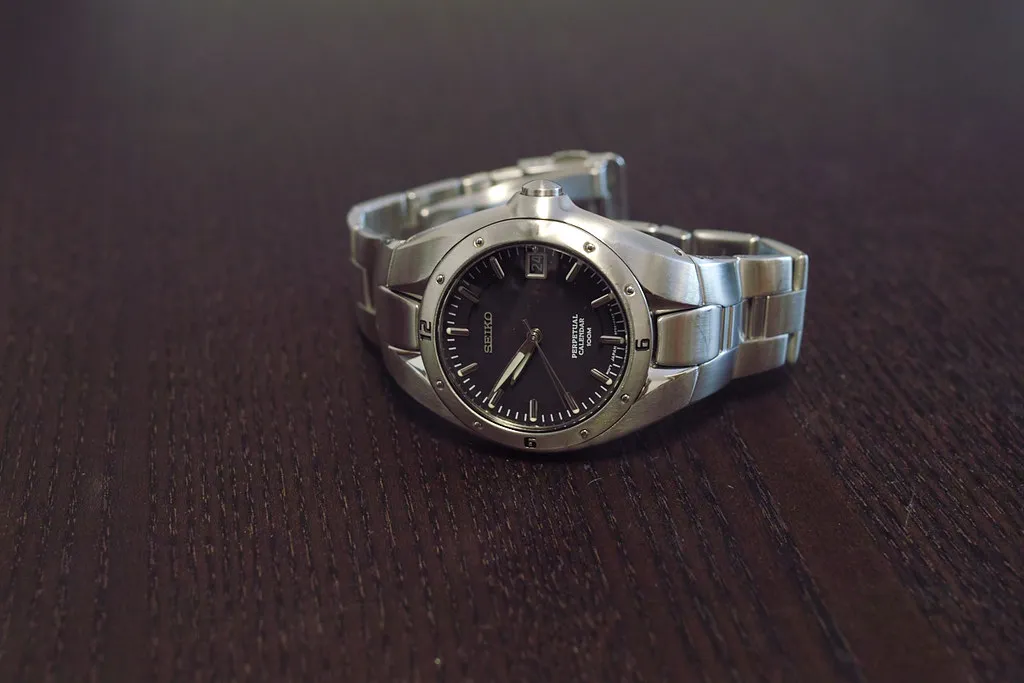 Seiko SNC003P i sidovinkel med länkens infästning synlig.