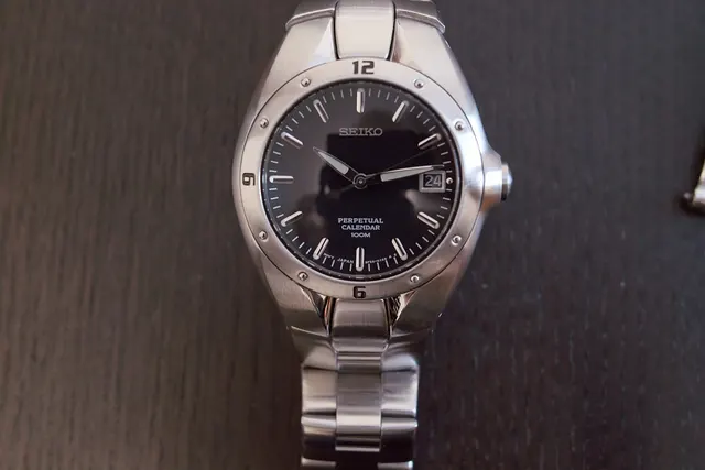 Seiko SNC003P med svart urtavla och stållänk.