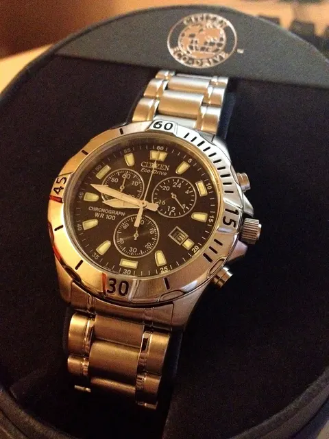 Citizen Eco-Drive-kronograf med metallänk i en ask.