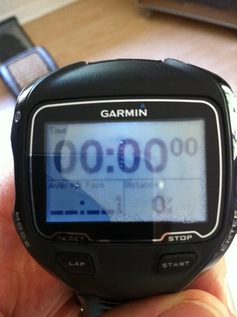 Garmin 910XT med fukt och imma synlig under glaset.