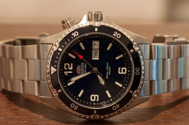 Närbild av en Orient Blue Mako med blå urtavla.