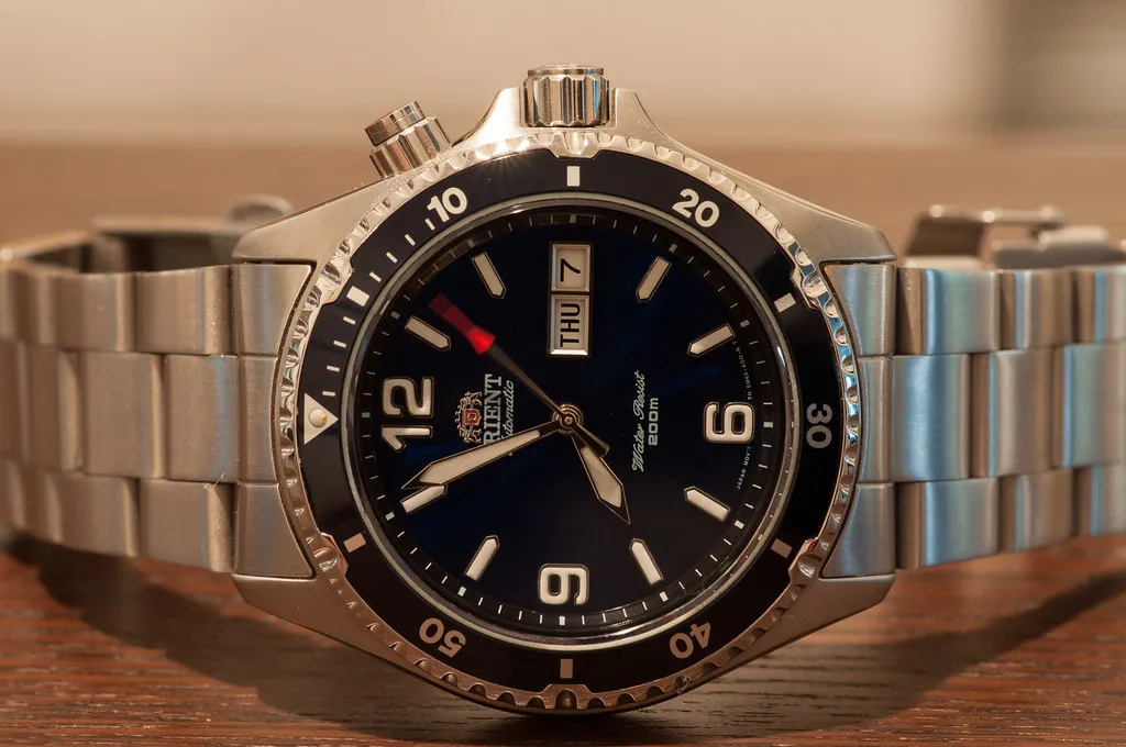 Närbild av en Orient Blue Mako med blå urtavla.