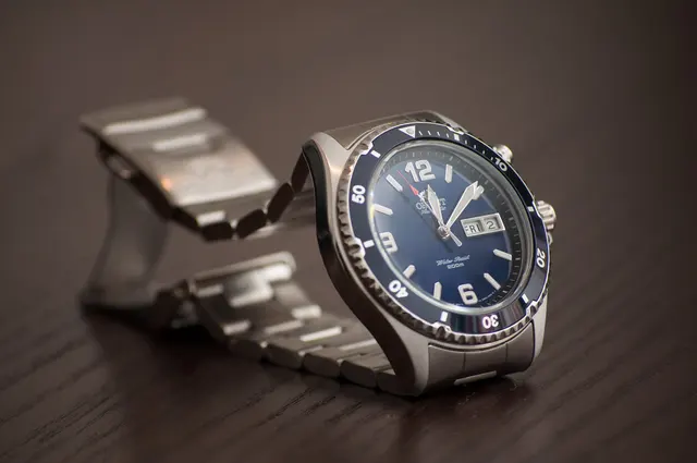 Orient Blue Mako CEM65002D med blå urtavla och metallänk.