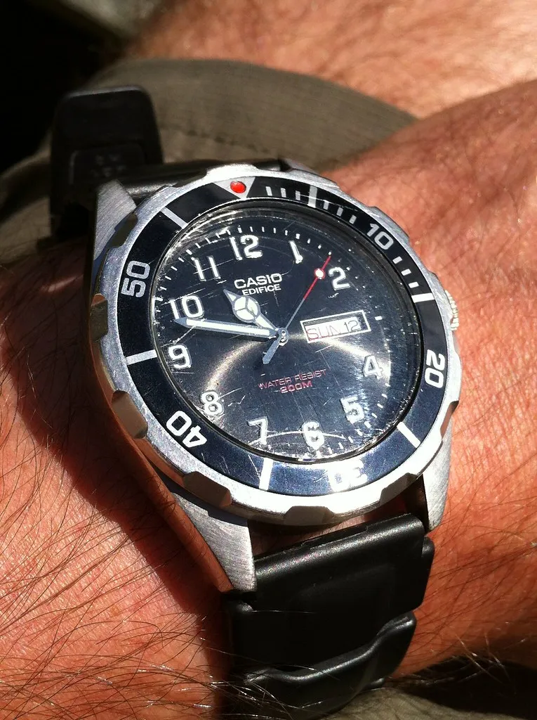 Casio Edifice med svart band på handleden.