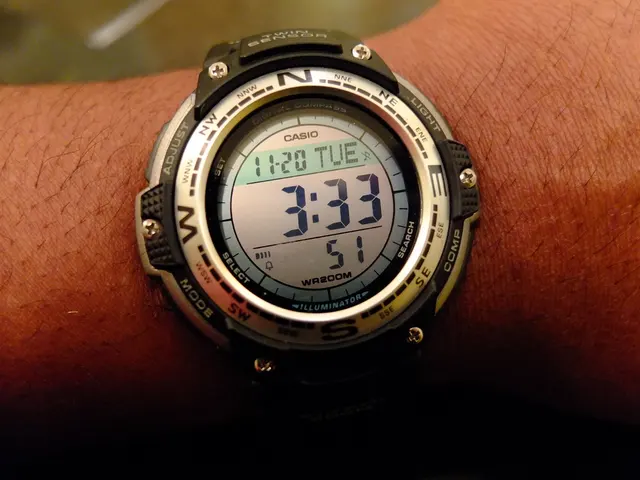 Digital Casio med mörka siffror mot ljus bakgrund.
