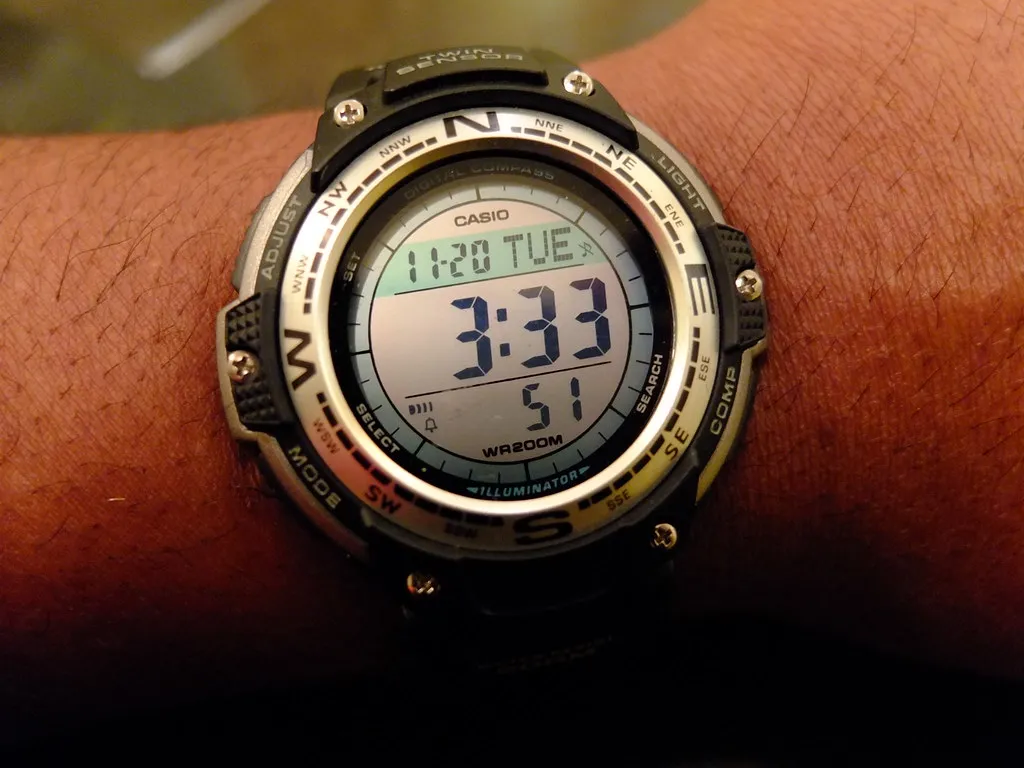 Digital Casio med mörka siffror mot ljus bakgrund.