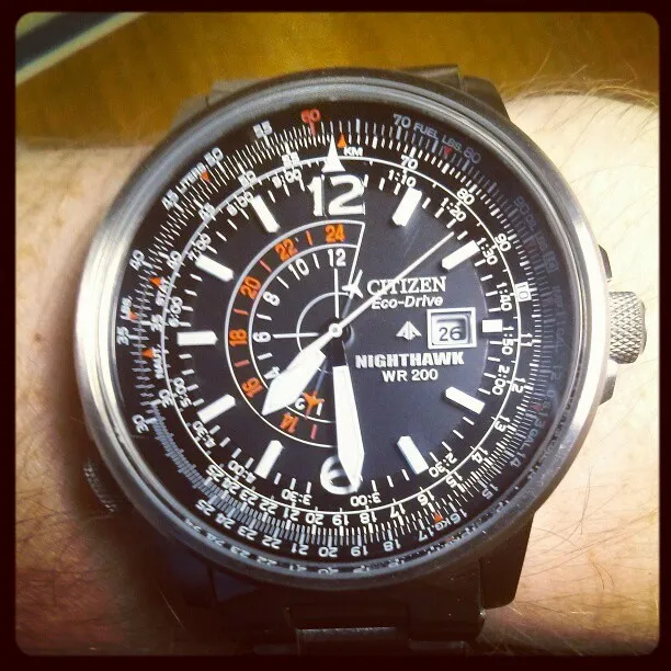 Citizen Nighthawk med flera skalor och visare.