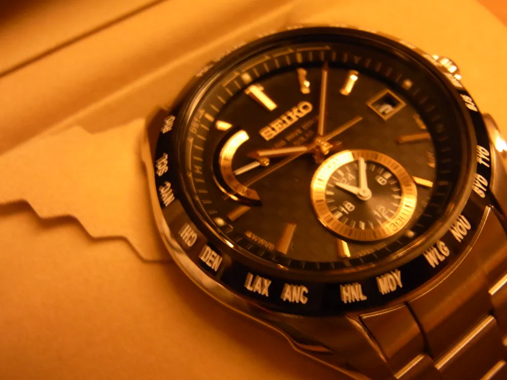Seiko med metallänk i en öppen presentationsask.