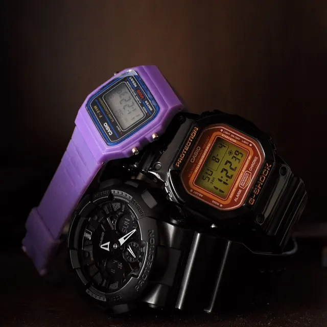 Tre Casio-klockor med olika boettformer och färger.