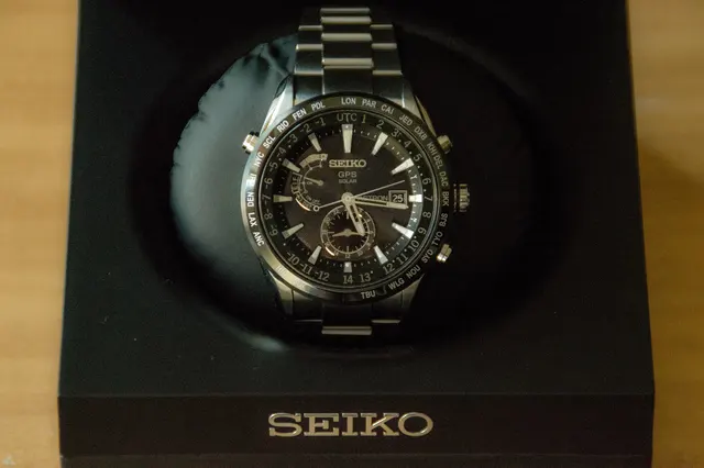 Seiko Astron med flera visare och skalor i sin ask.