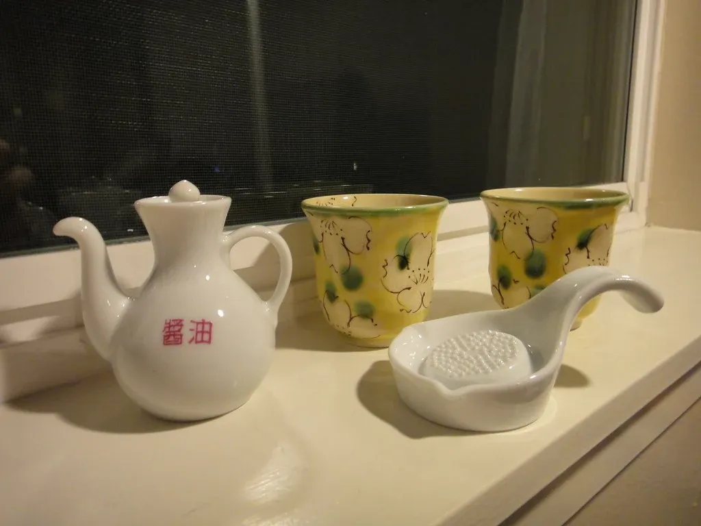 Litet vitt rivfat, sojakanna och två dekorerade koppar köpta i Tokyo.